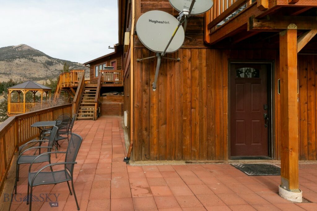 1099 US Highway 89 S, Gardiner MT 59030