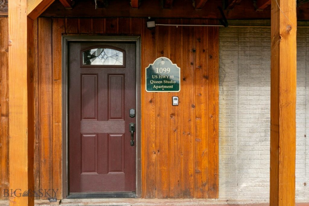 1099 US Highway 89 S, Gardiner MT 59030