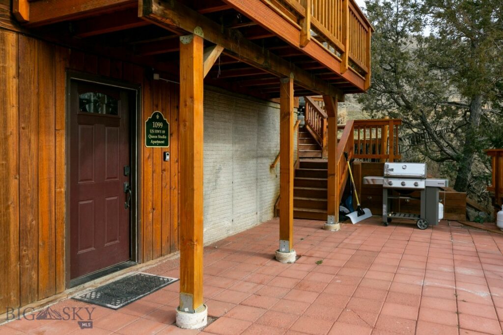 1099 US Highway 89 S, Gardiner MT 59030