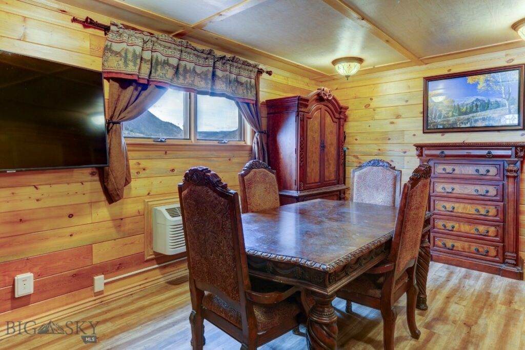 1099 US Highway 89 S, Gardiner MT 59030