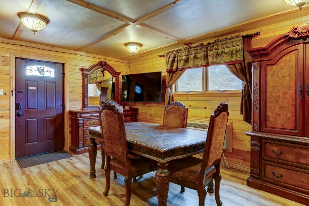 1099 US Highway 89 S, Gardiner MT 59030