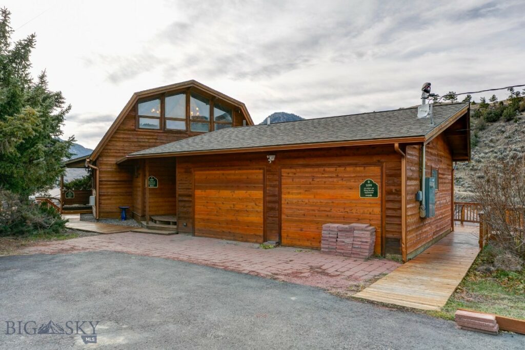 1099 US Highway 89 S, Gardiner MT 59030