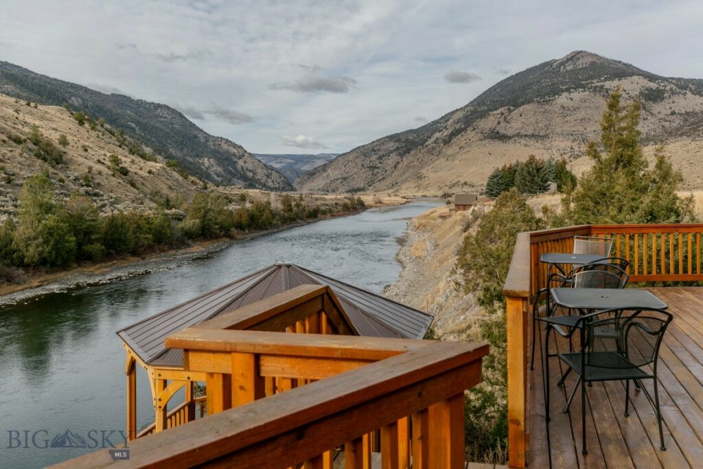 1099 US Highway 89 S, Gardiner MT 59030