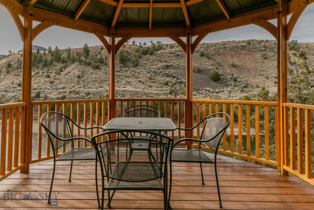 1099 US Highway 89 S, Gardiner MT 59030