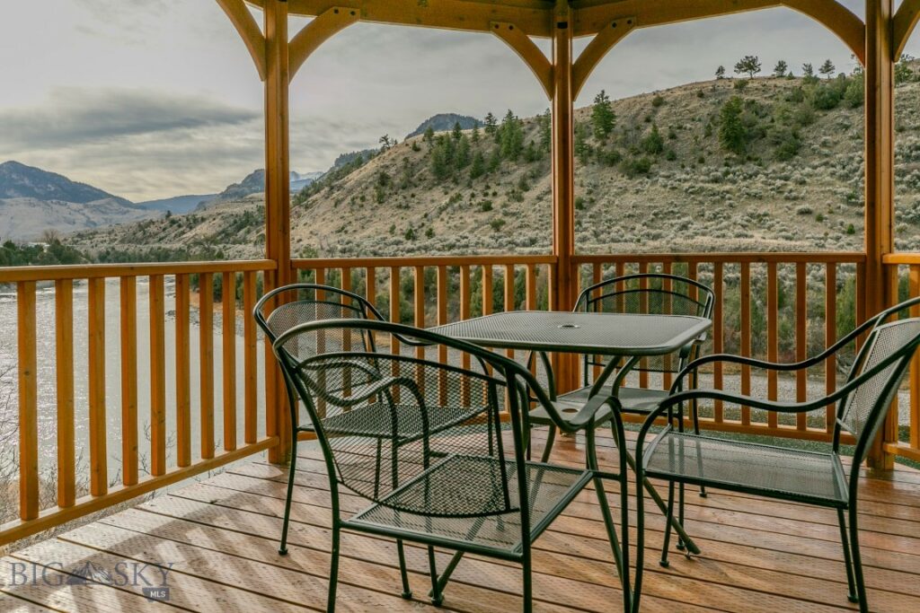 1099 US Highway 89 S, Gardiner MT 59030