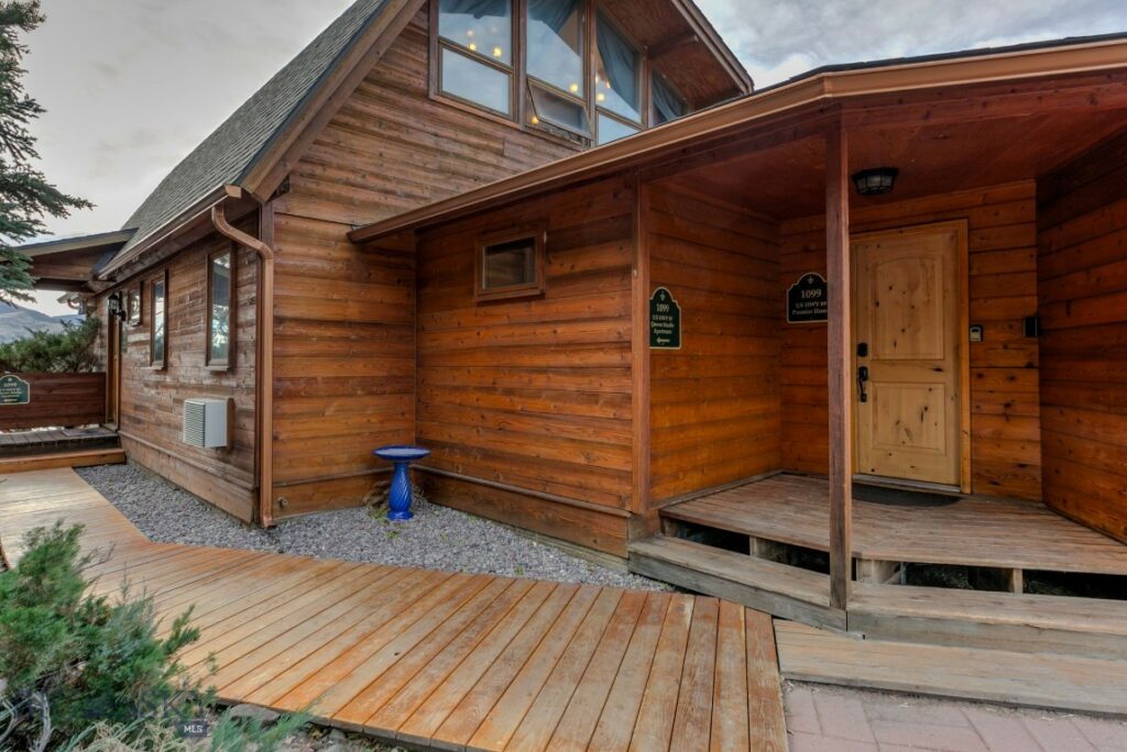 1099 US Highway 89 S, Gardiner MT 59030