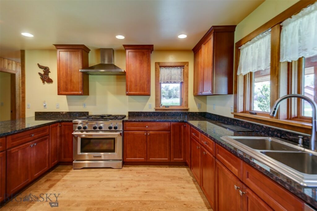 1986 E River Road, Livingston MT 59047