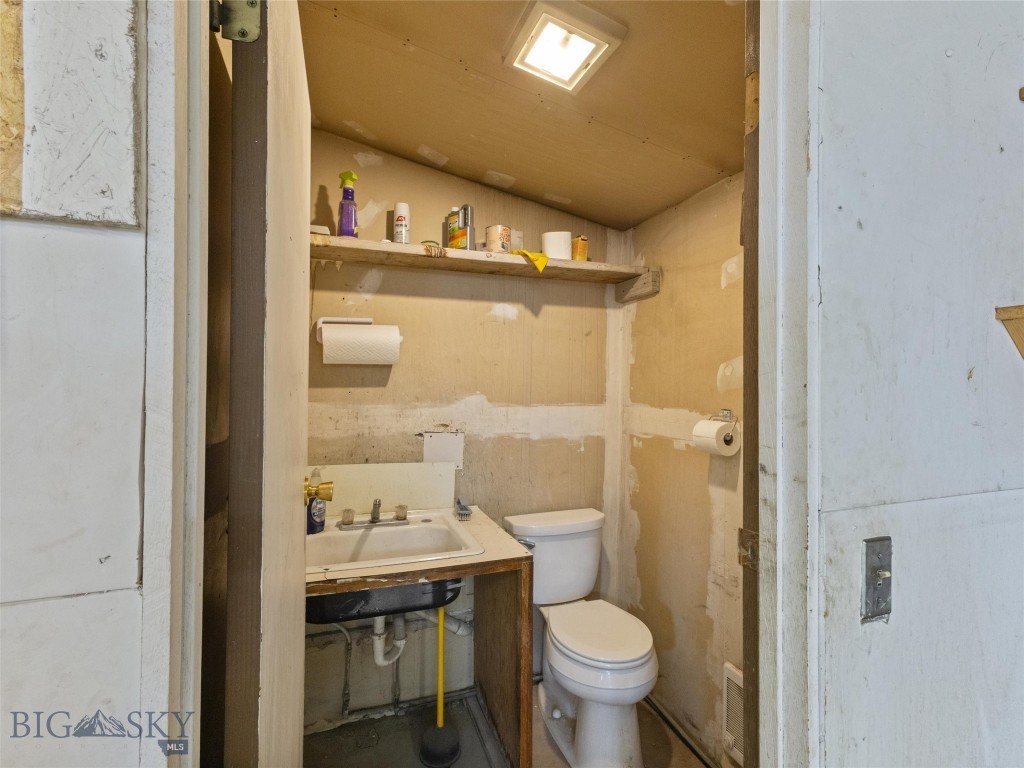 2 S Lincoln Street, Whitehall MT 59759