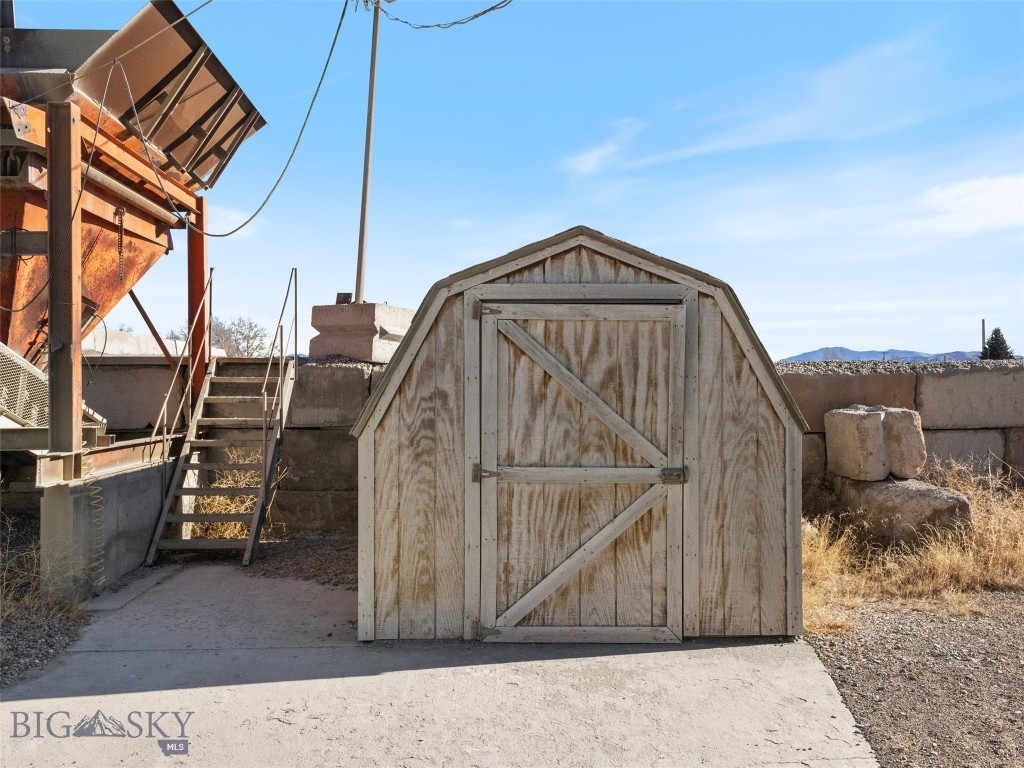 2 S Lincoln Street, Whitehall MT 59759