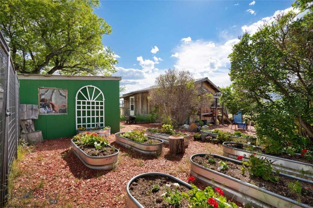 25 Emigrant Meadows Road, Emigrant MT 59065