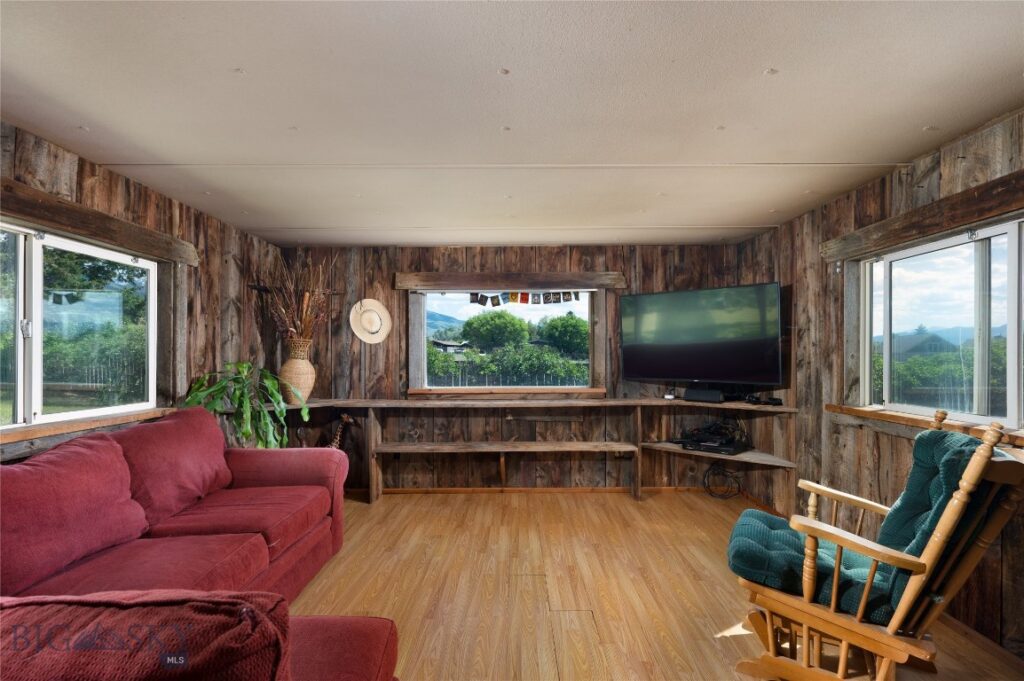 25 Emigrant Meadows Road, Emigrant MT 59065