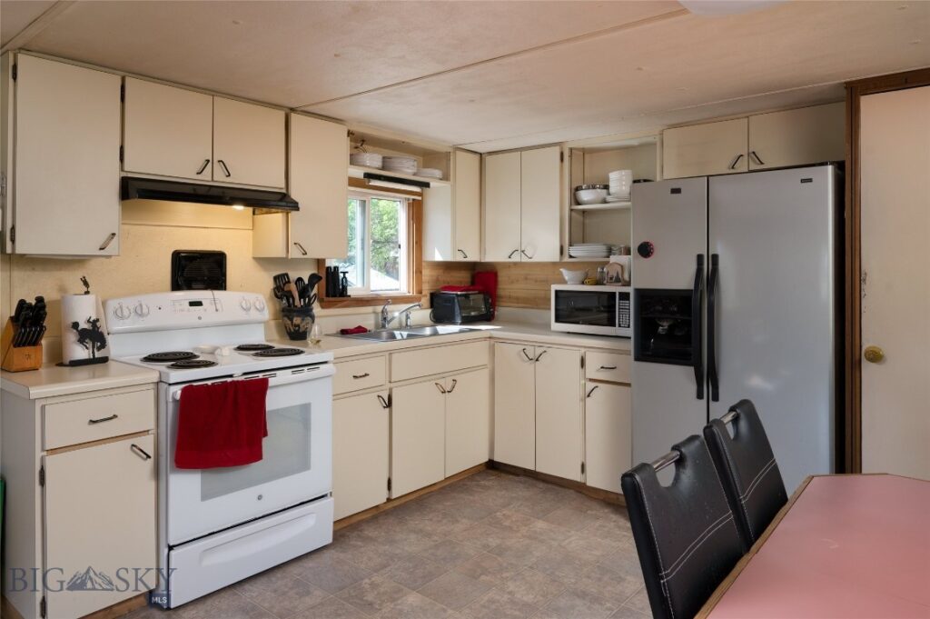 25 Emigrant Meadows Road, Emigrant MT 59065