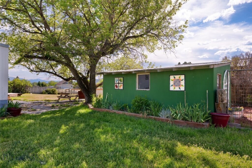 25 Emigrant Meadows Road, Emigrant MT 59065