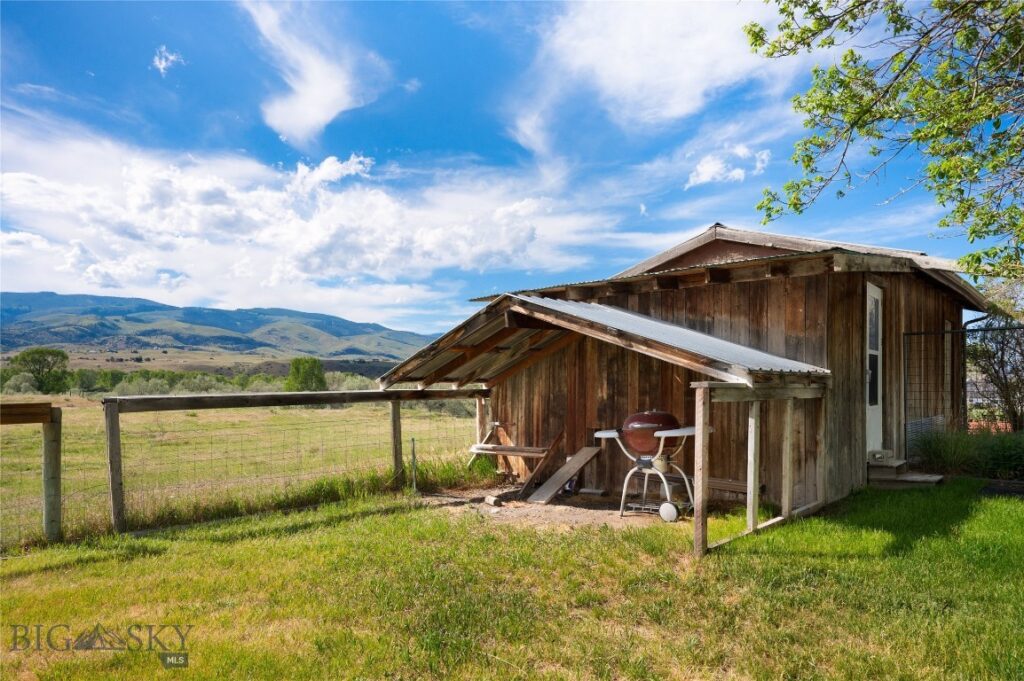 25 Emigrant Meadows Road, Emigrant MT 59065