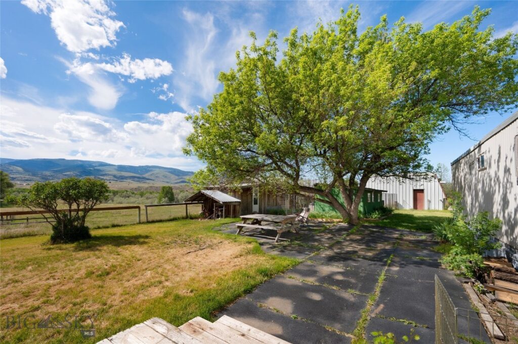 25 Emigrant Meadows Road, Emigrant MT 59065