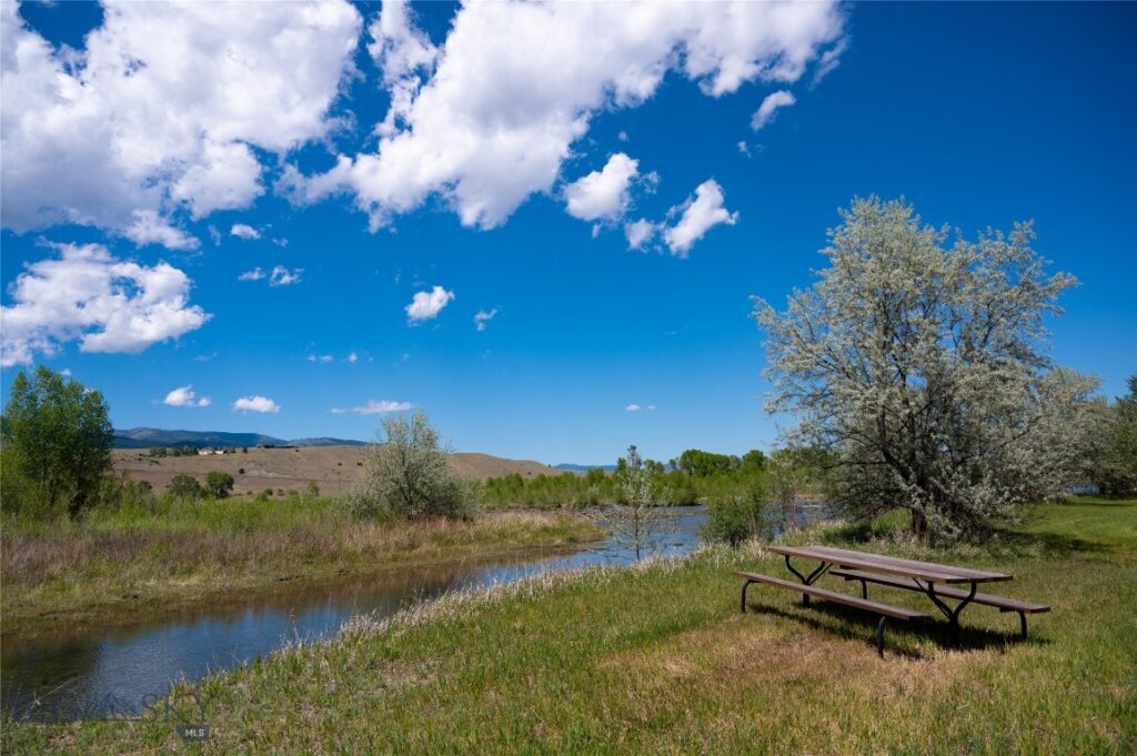 25 Emigrant Meadows Road, Emigrant MT 59065