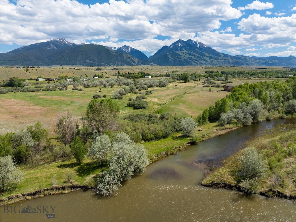 25 Emigrant Meadows Road, Emigrant MT 59065