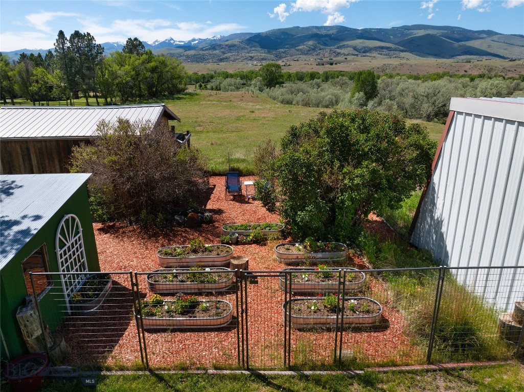 25 Emigrant Meadows Road, Emigrant MT 59065