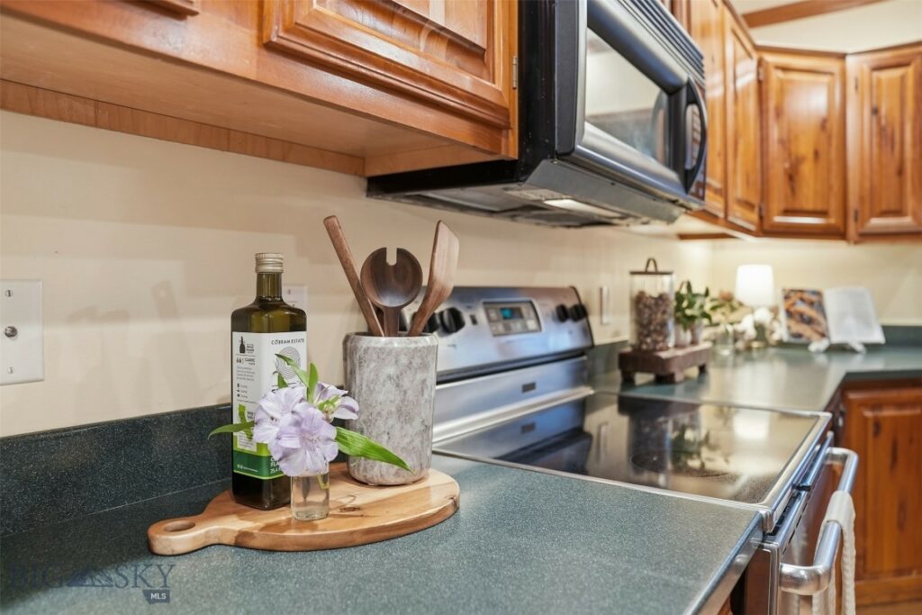 2500 Cottontail Road, Gallatin Gateway MT 59730