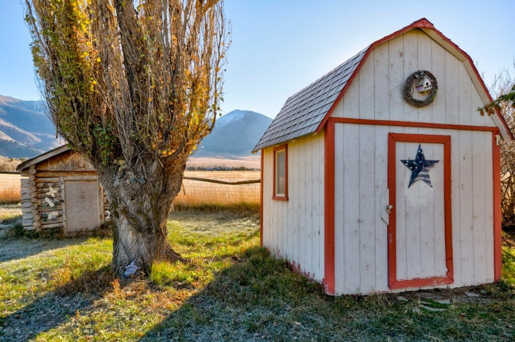 2702 E River Road, Livingston MT 59047