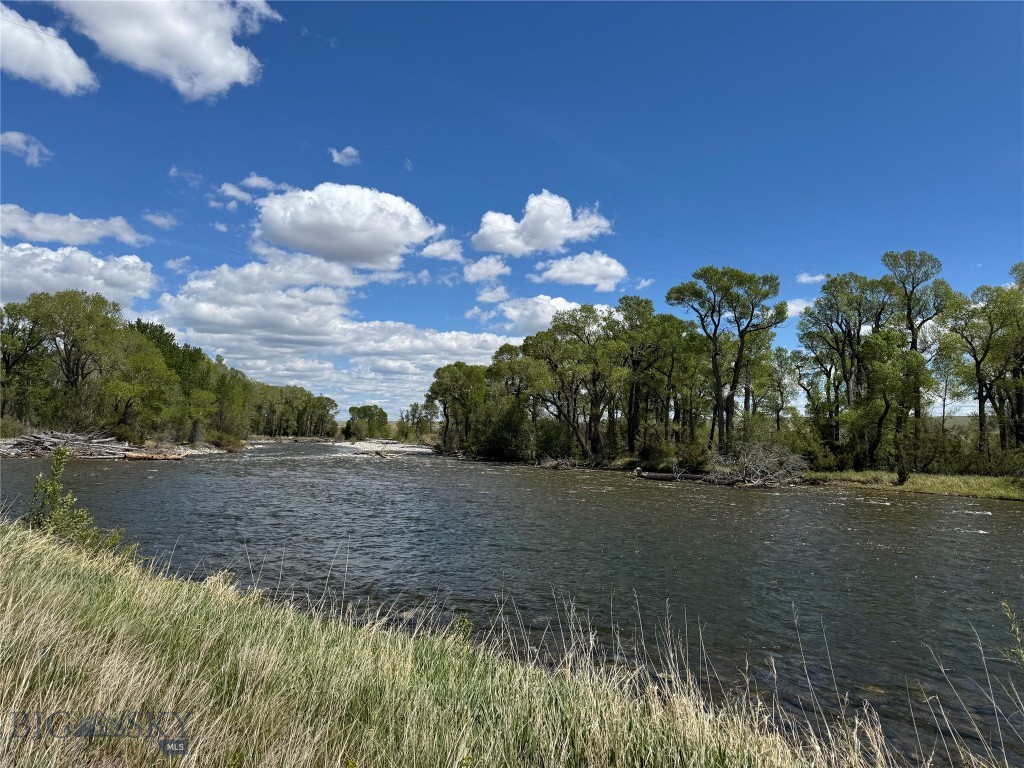 3 Fishing Hole DR, Big Timber MT 59011