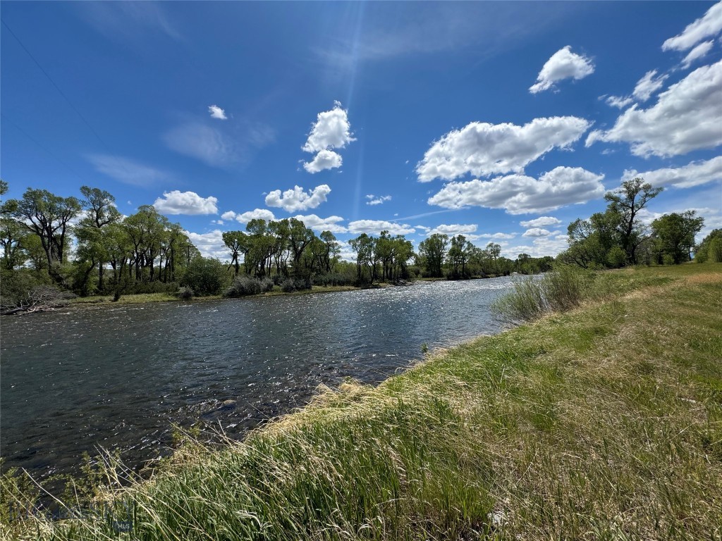 3 Fishing Hole DR, Big Timber MT 59011