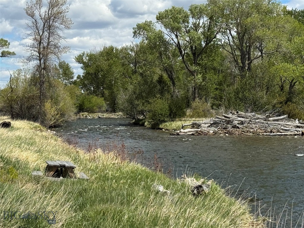 3 Fishing Hole DR, Big Timber MT 59011