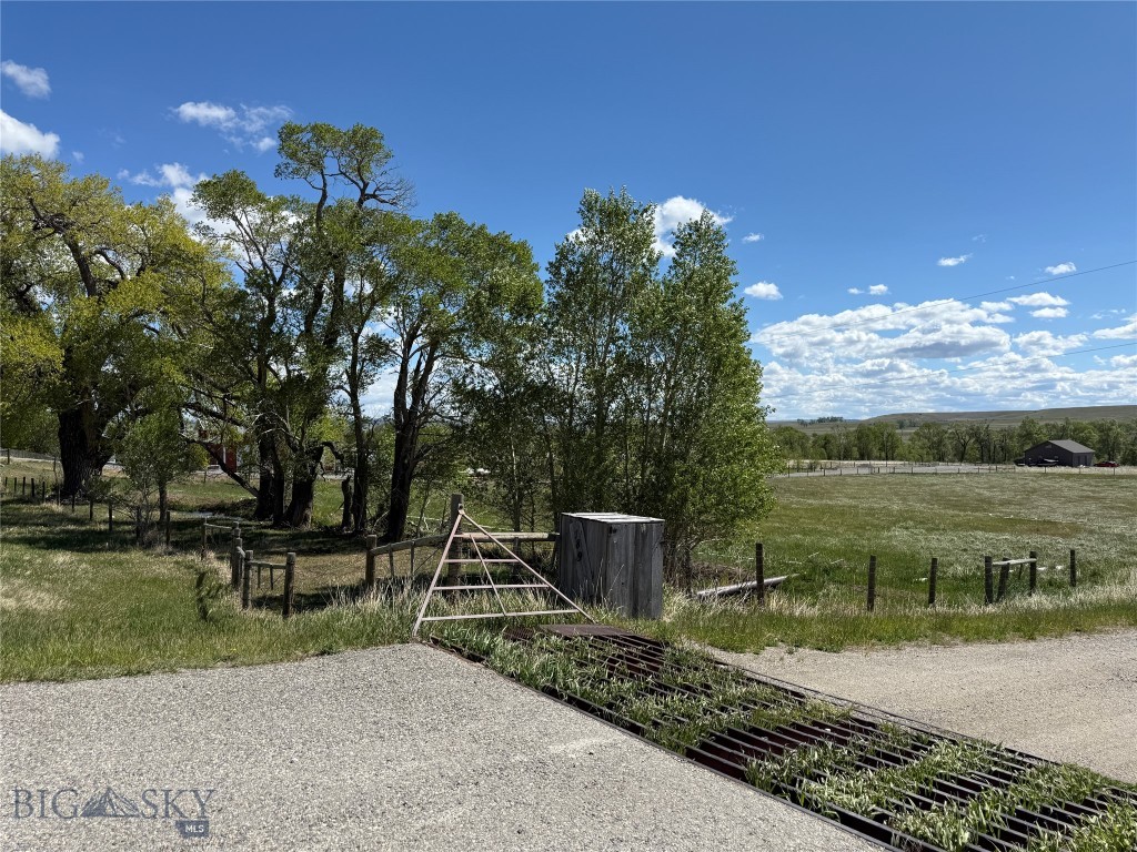 3 Fishing Hole DR, Big Timber MT 59011