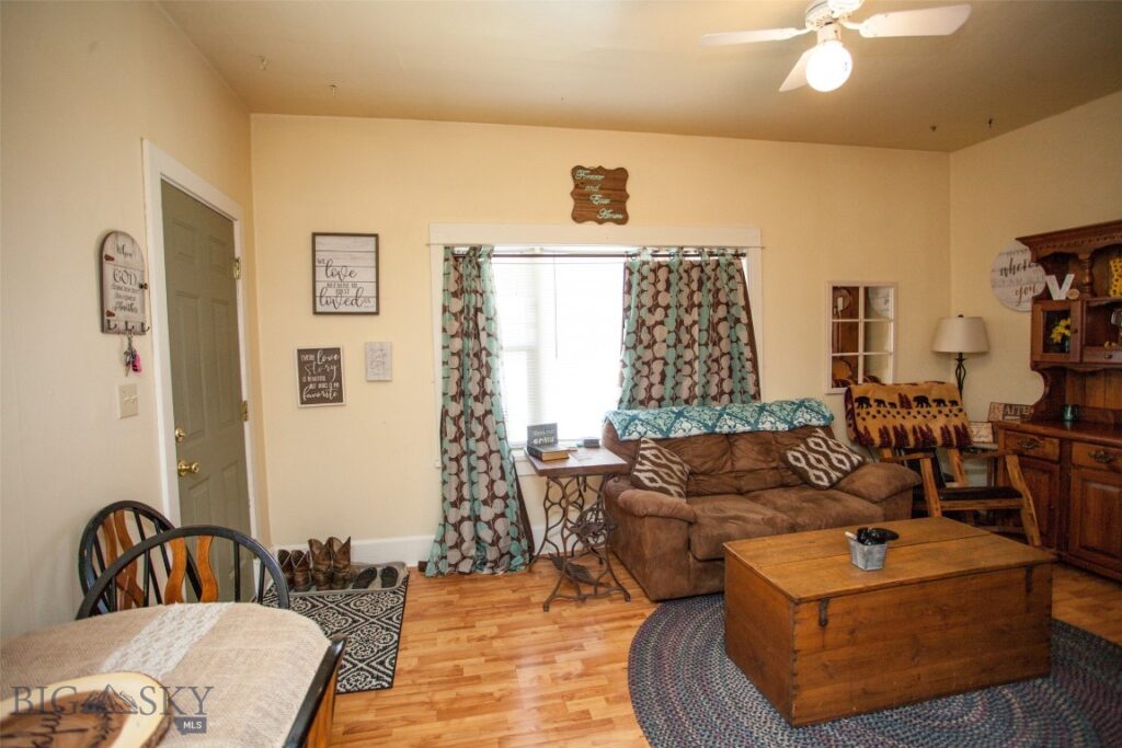 305 E Railroad Avenue N, Manhattan MT 59741