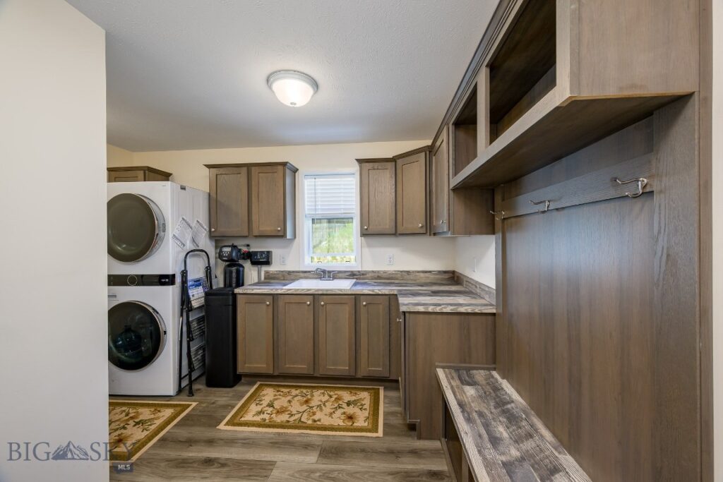 4 N Moonlight Drive, Roundup MT 59072