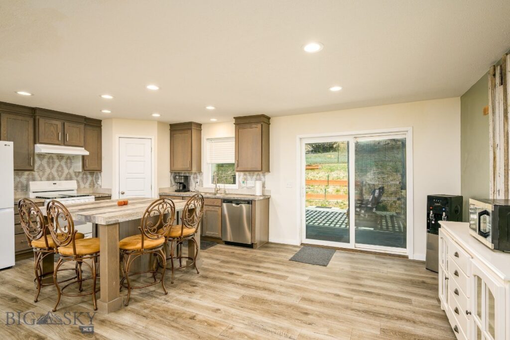 4 N Moonlight Drive, Roundup MT 59072