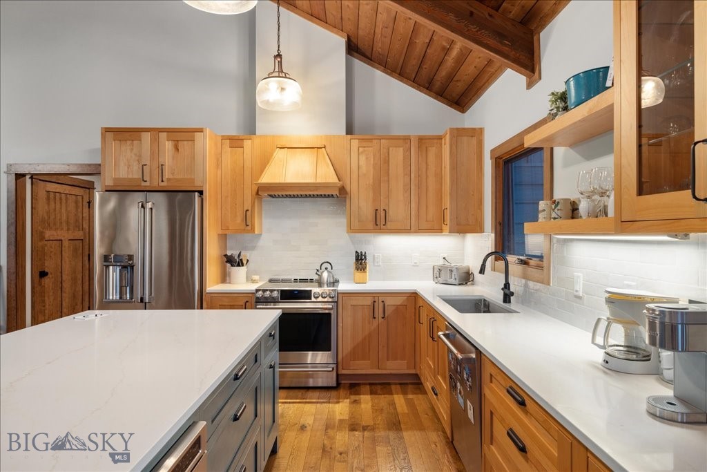 573 E River Rd, Emigrant MT 59027