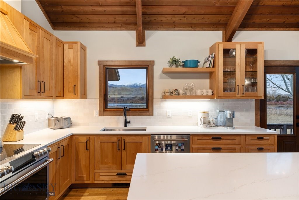 573 E River Rd, Emigrant MT 59027