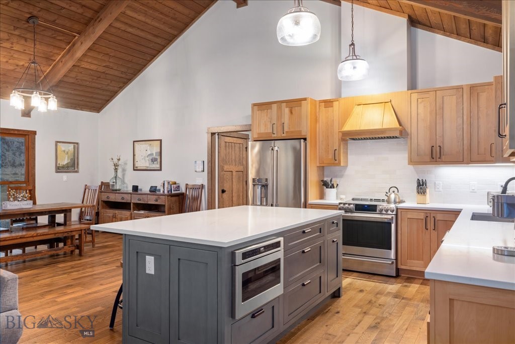 573 E River Rd, Emigrant MT 59027