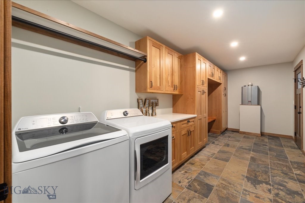 573 E River Rd, Emigrant MT 59027