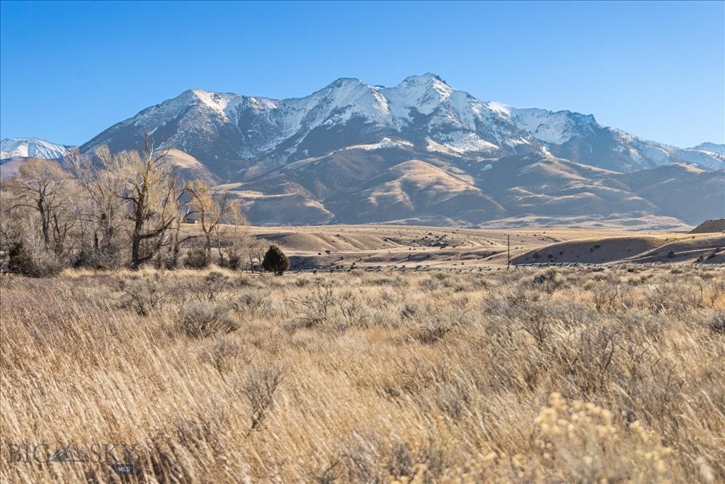 573 E River Rd, Emigrant MT 59027