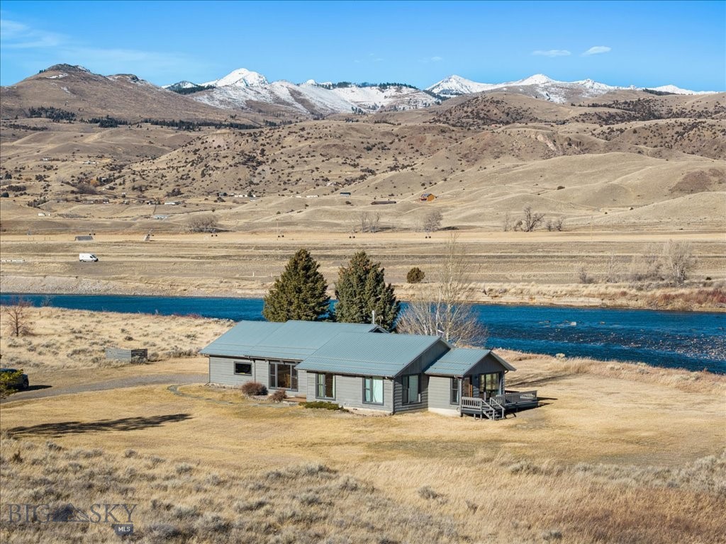 573 E River Rd, Emigrant MT 59027