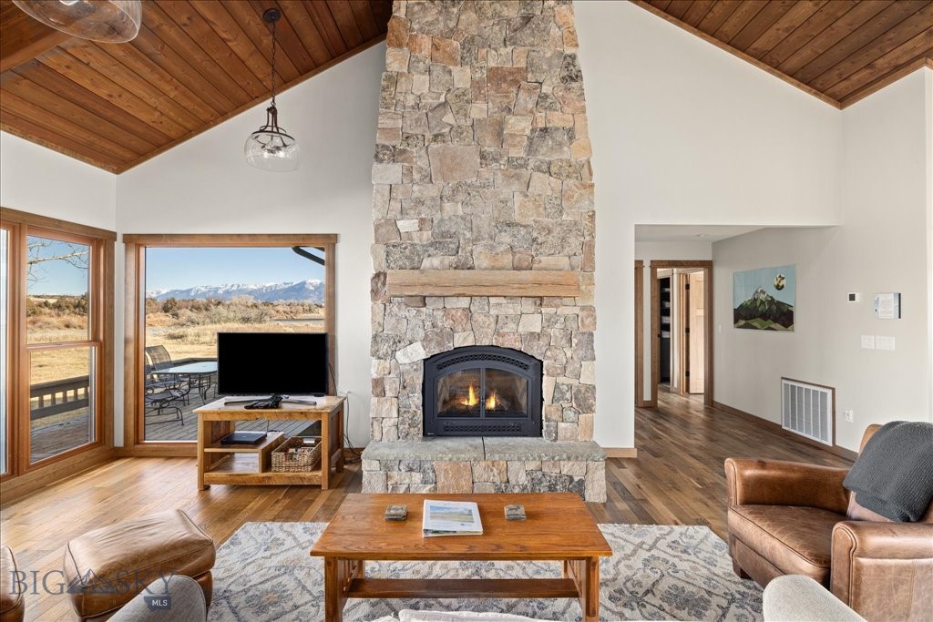 573 E River Rd, Emigrant MT 59027