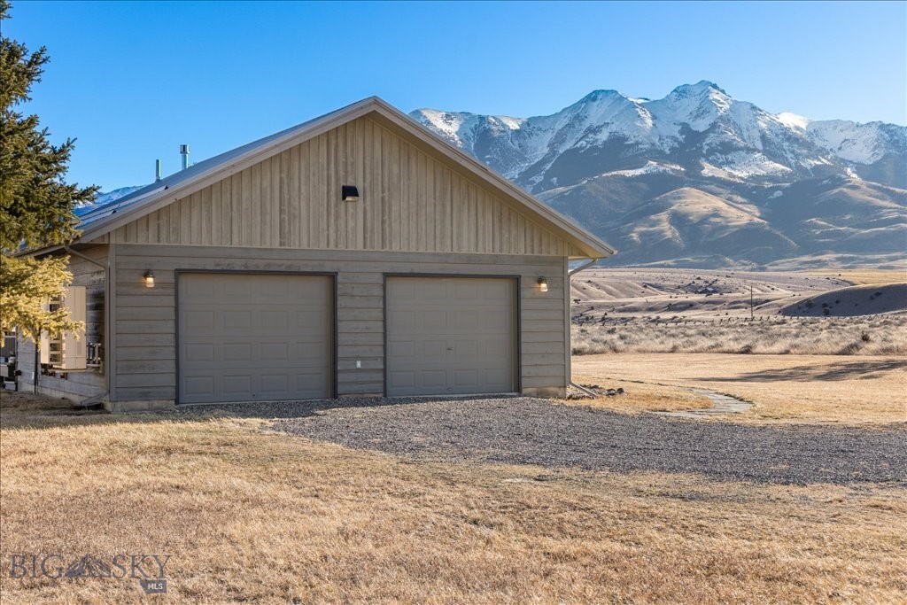 573 E River Rd, Emigrant MT 59027
