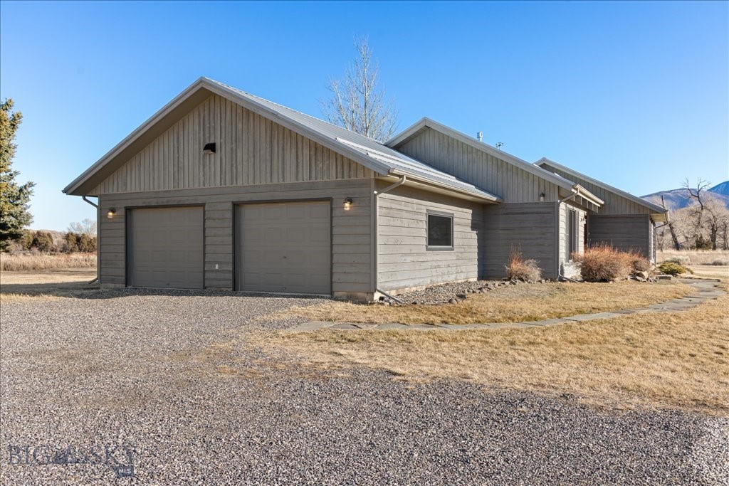 573 E River Rd, Emigrant MT 59027