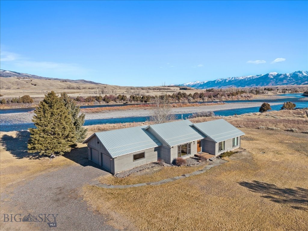 573 E River Rd, Emigrant MT 59027