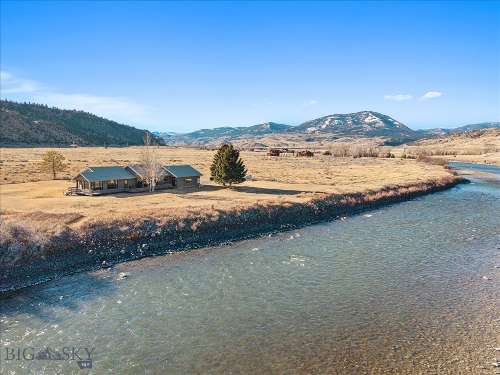 573 E River Rd, Emigrant MT 59027