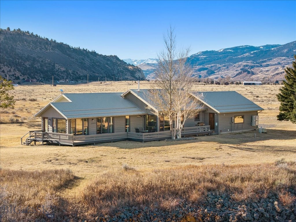 573 E River Rd, Emigrant MT 59027