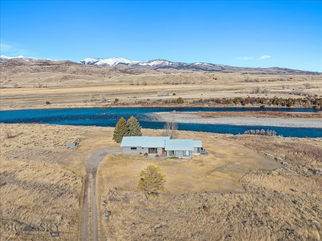 573 E River Rd, Emigrant MT 59027