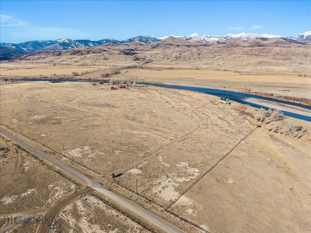 573 E River Rd, Emigrant MT 59027