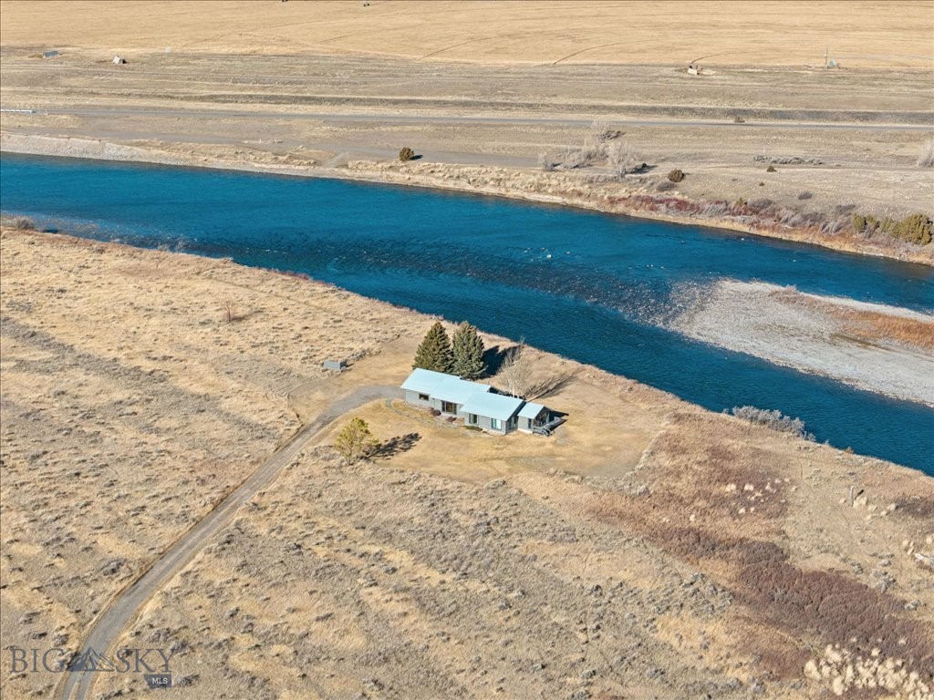 573 E River Rd, Emigrant MT 59027