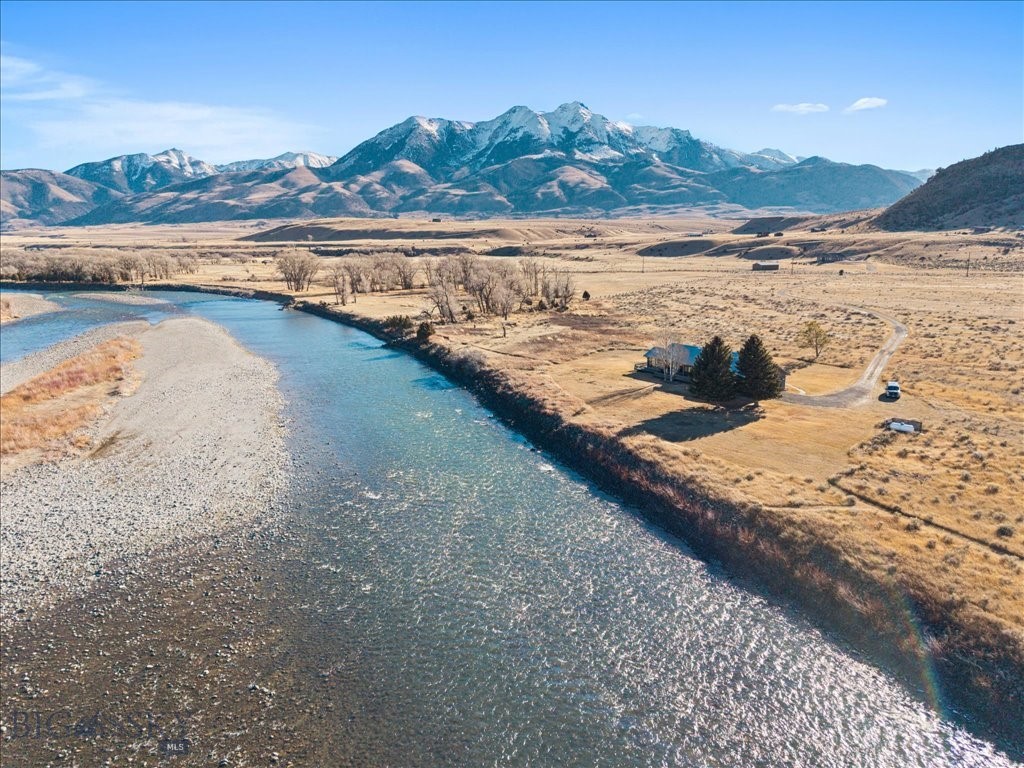 573 E River Rd, Emigrant MT 59027