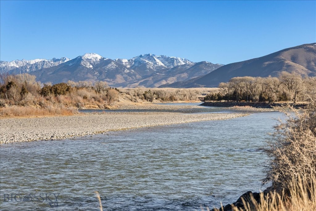 573 E River Rd, Emigrant MT 59027