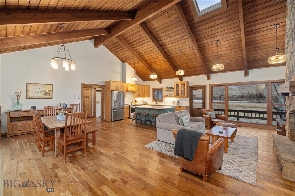 573 E River Rd, Emigrant MT 59027