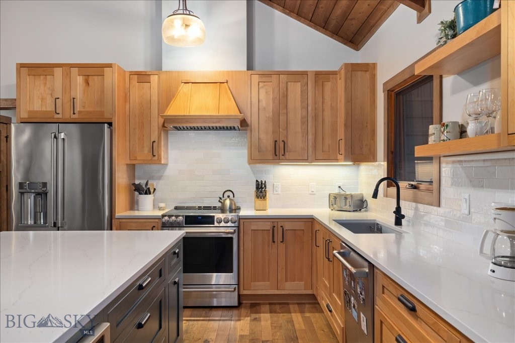 573 E River Rd, Emigrant MT 59027